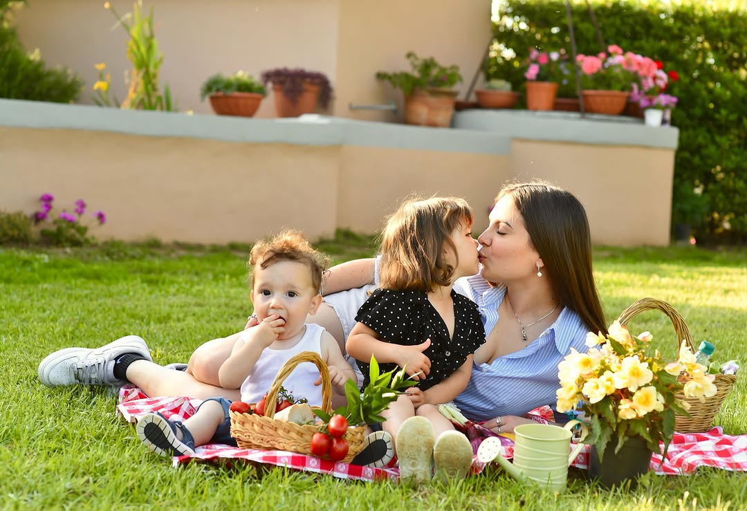 … 💐 Un meraviglioso picnic nel prato 🌾…
…Diego … Giulia … e Ginevra vi aspettano…